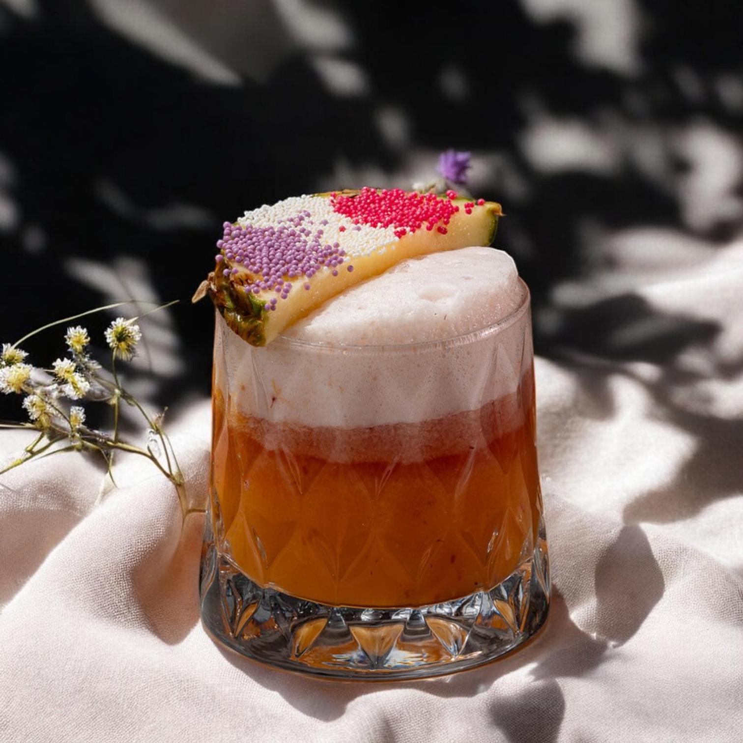 Stayso The House Hotel Istanbul Exterior foto A pineapple upside down cocktail